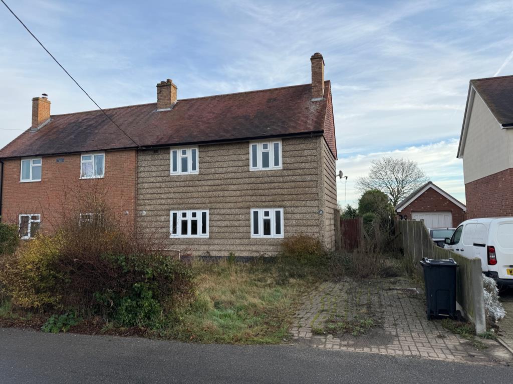 Lot: 163 - SEMI-DETACHED HOUSE FOR IMPROVEMENT - Front elevation of the house, parking and front garden